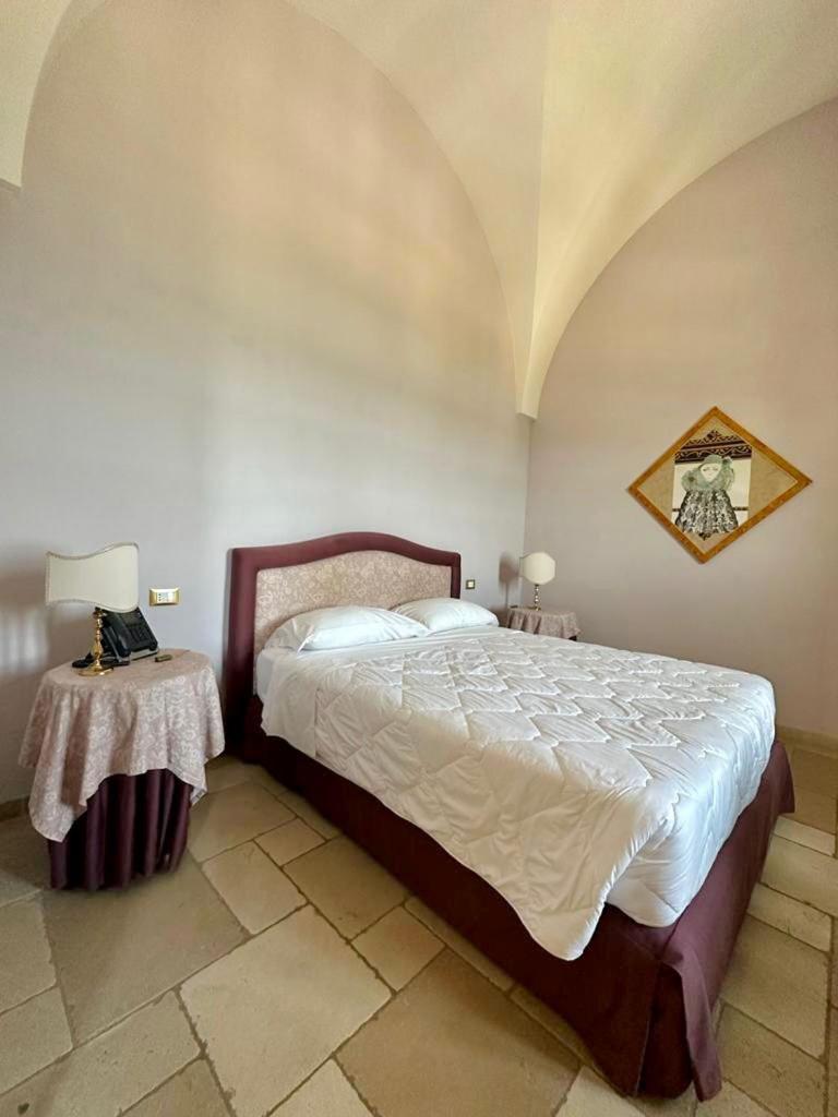 Hotel Saraceno Al Faro Taranto Bagian luar foto