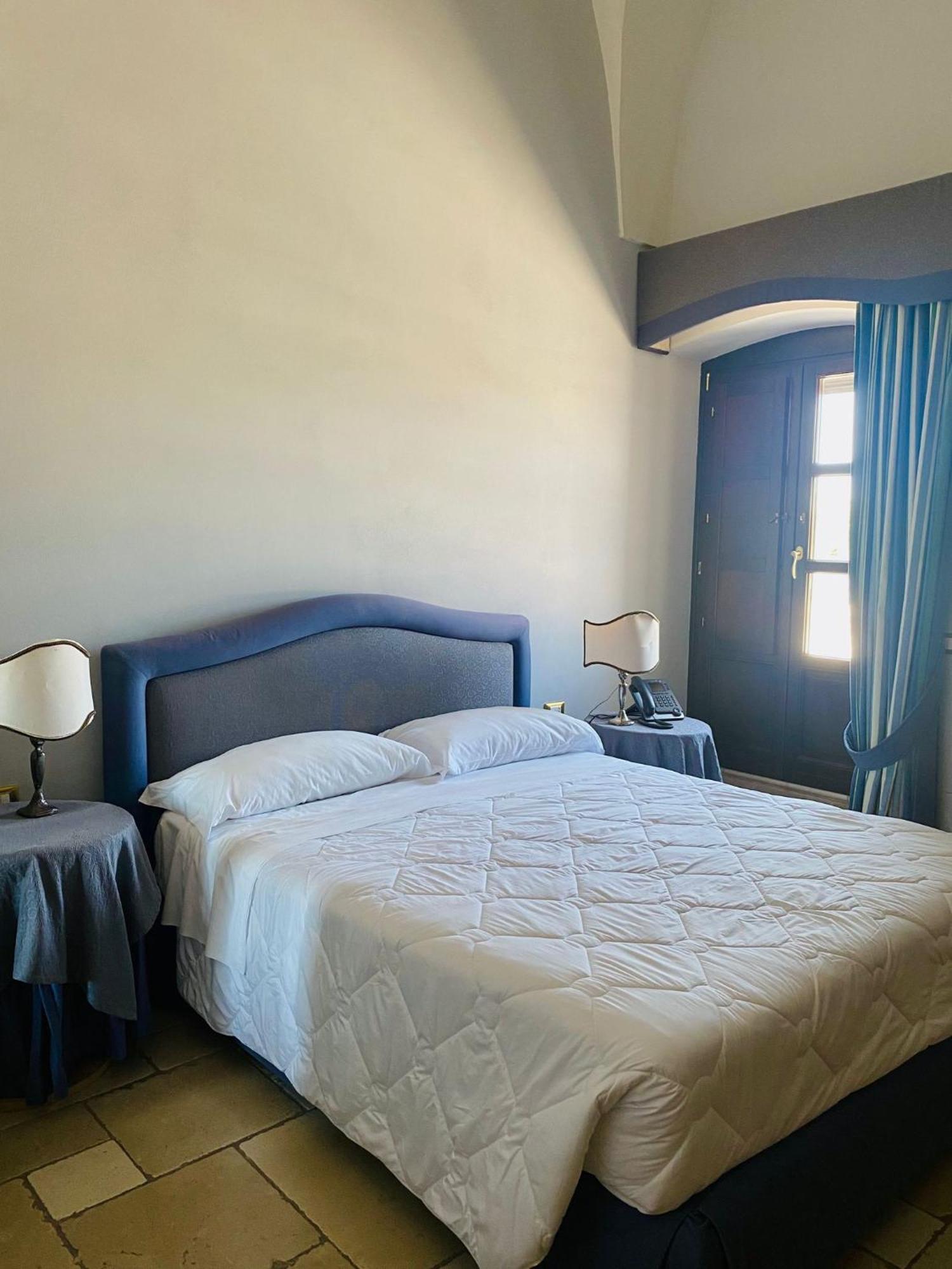 Hotel Saraceno Al Faro Taranto Bagian luar foto