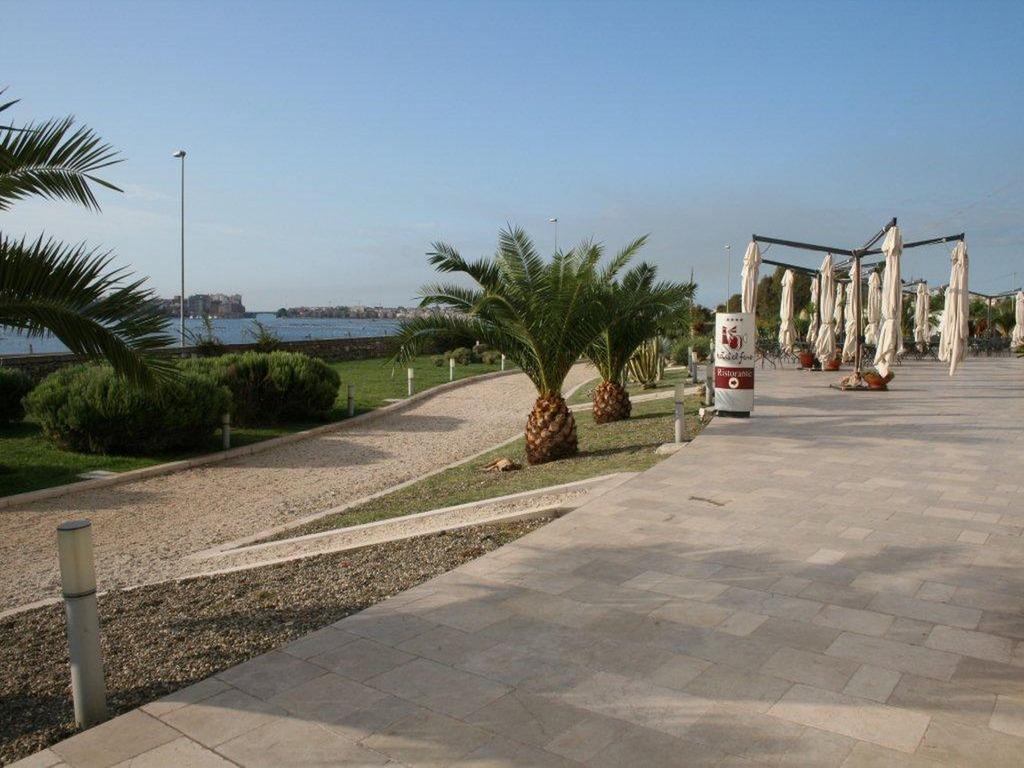 Hotel Saraceno Al Faro Taranto Bagian luar foto
