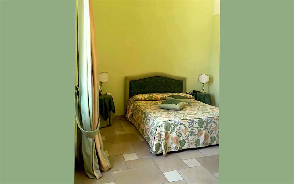 Hotel Saraceno Al Faro Taranto Bagian luar foto